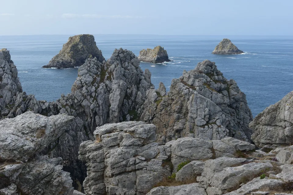 Rochers des Tas de Pois devant la côte de Camaret-sur-Mer