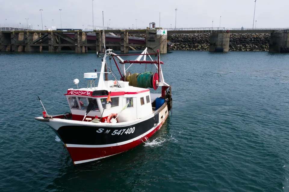 Bateau de pêche rouge et bleu dans le port de Saint-Malo