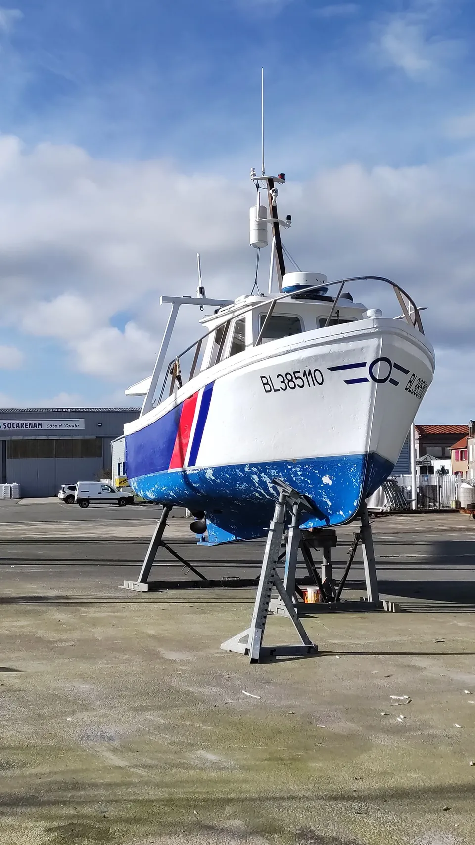 Bateau de plaisance posé sur bers, coque visible hors de l’eau