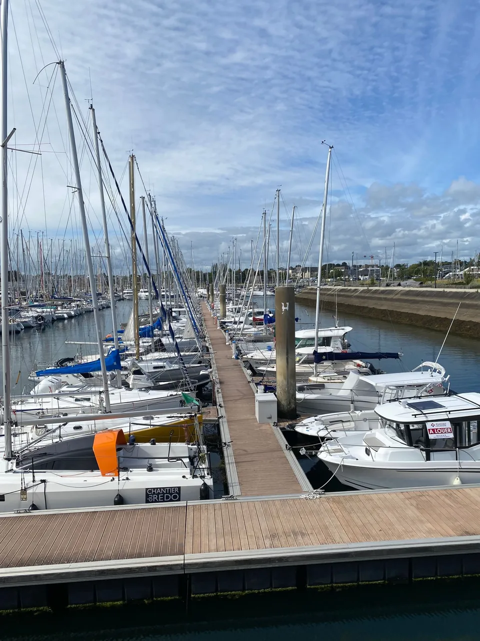 Voiliers amarrés dans un port de plaisance breton